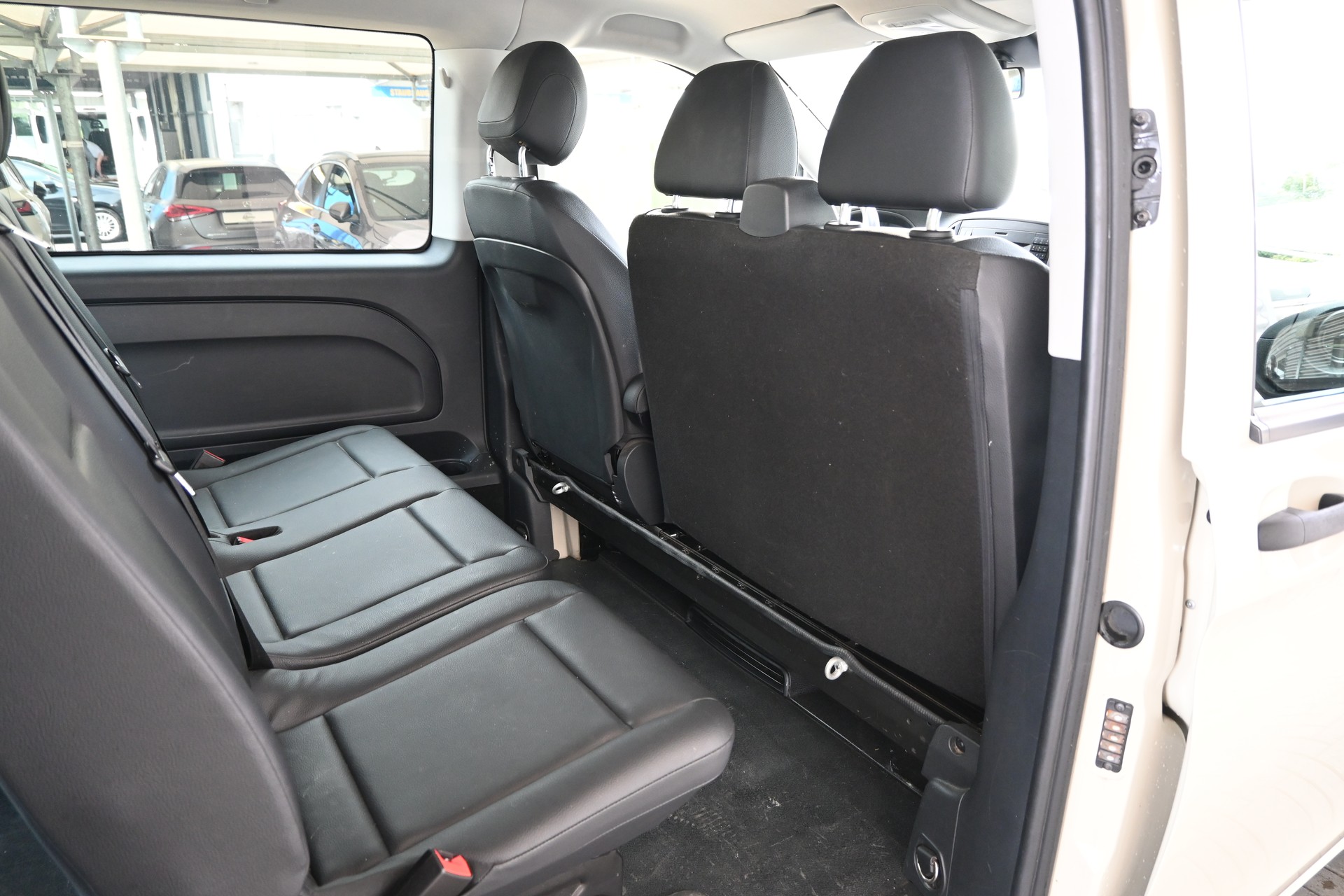 MERCEDES-BENZ Vito 114 BlueTEC Mixto L 7G-Tronic 6-Plätzer + AHK 2500kg-image-14
