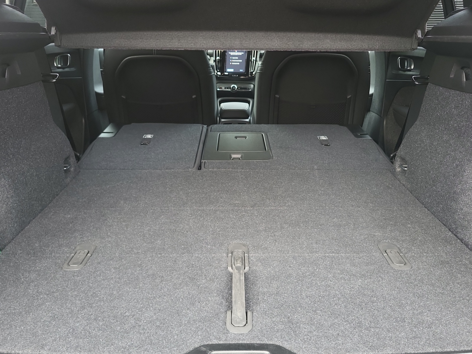 VOLVO XC40 2.0 B3 MH Plus Dark-image-16