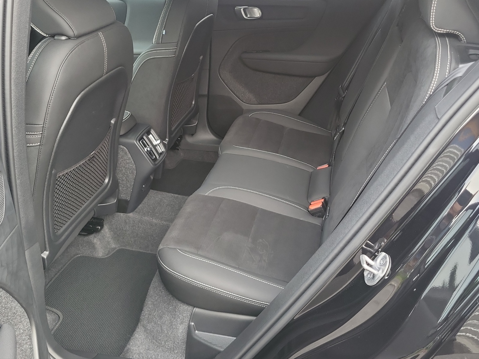 VOLVO XC40 2.0 B3 MH Plus Dark-image-14