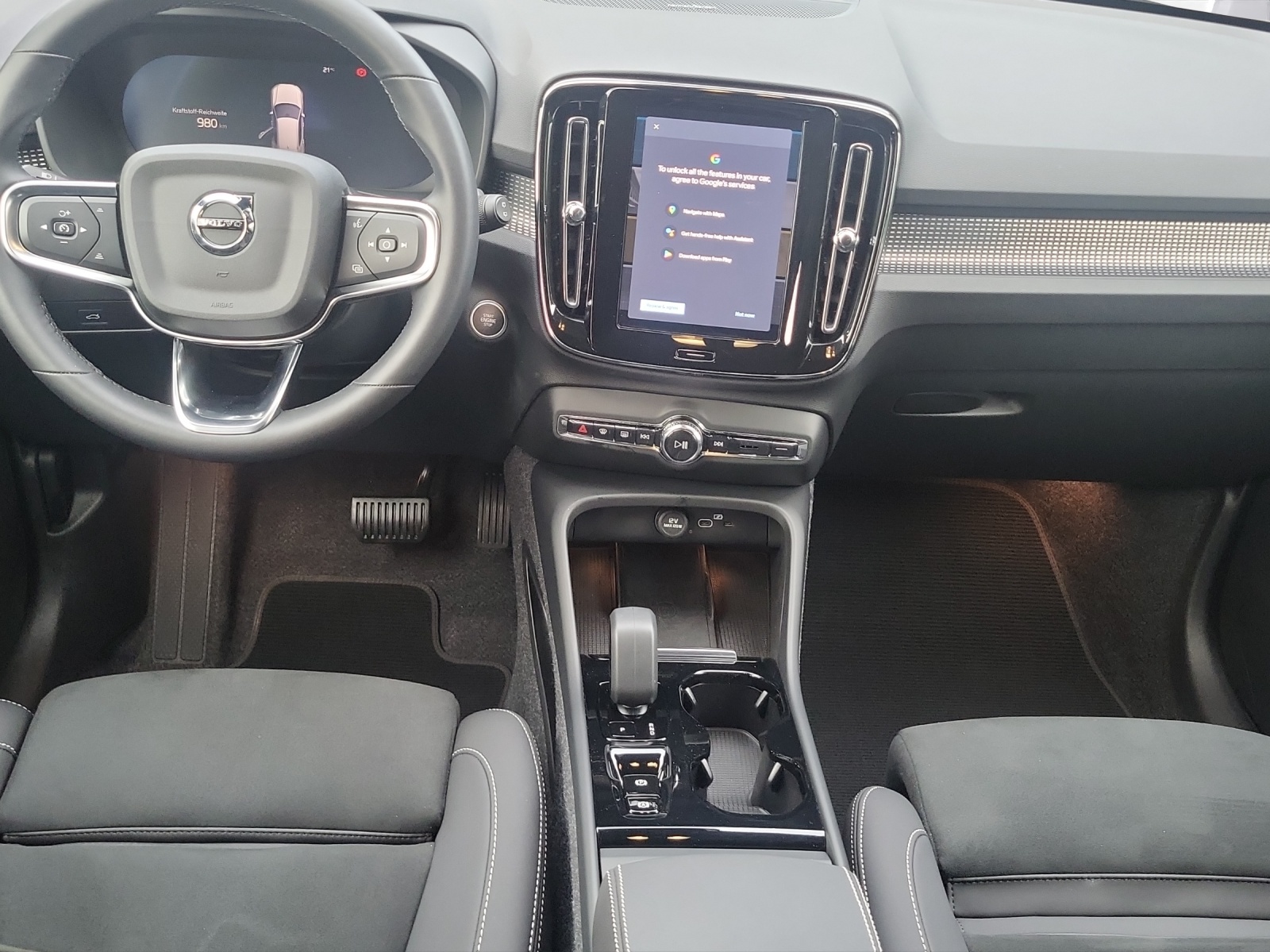 VOLVO XC40 2.0 B3 MH Plus Dark-image-13