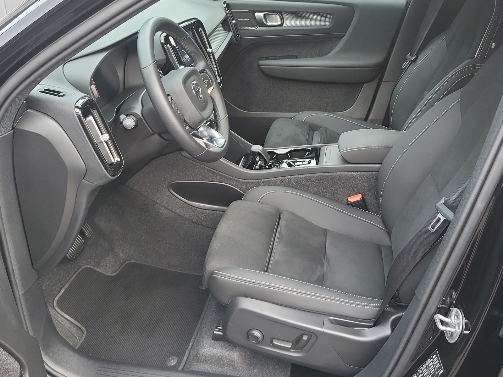 VOLVO XC40 2.0 B3 MH Plus Dark-image-12