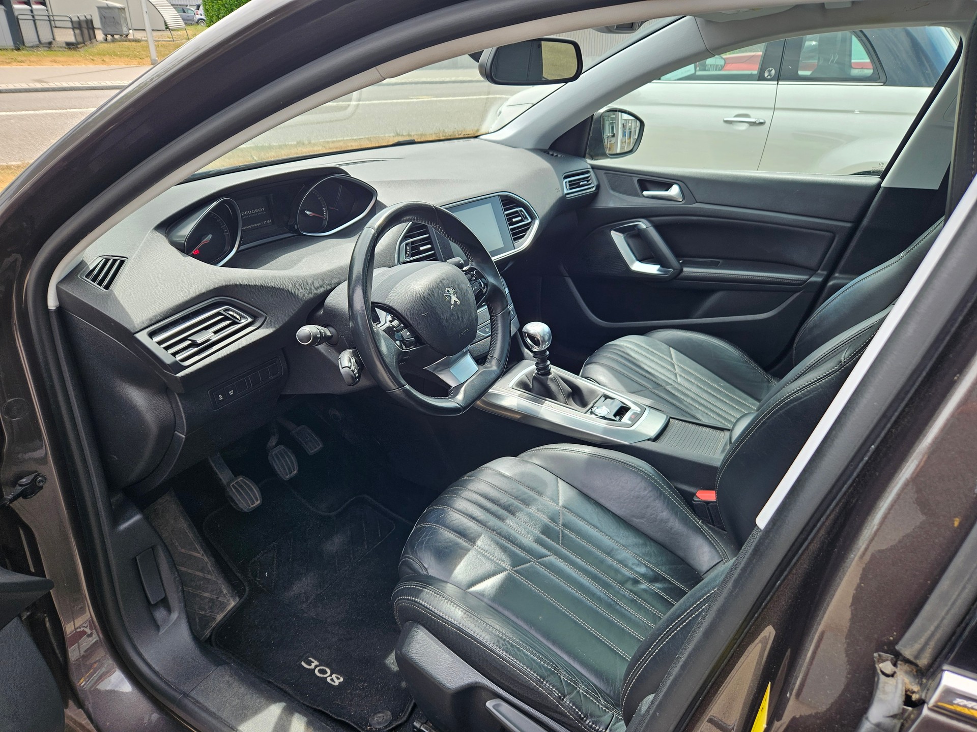 PEUGEOT 308 1.2 THP Allure-image-5