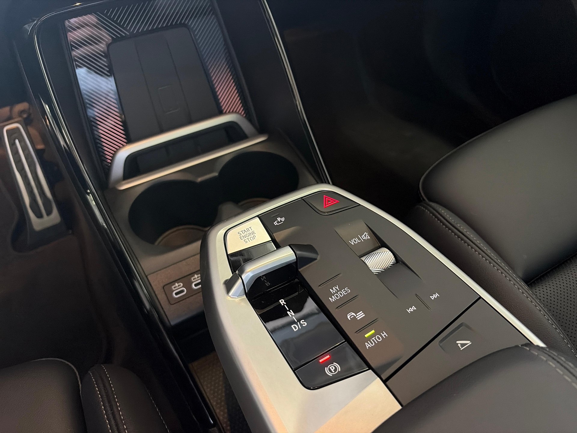 BMW 225e xDrive paddles Active Tourer M-Sport-image-16