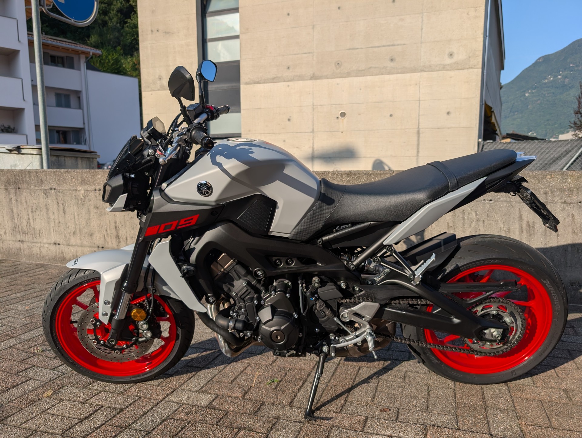 YAMAHA MT-09 ABS-image-2
