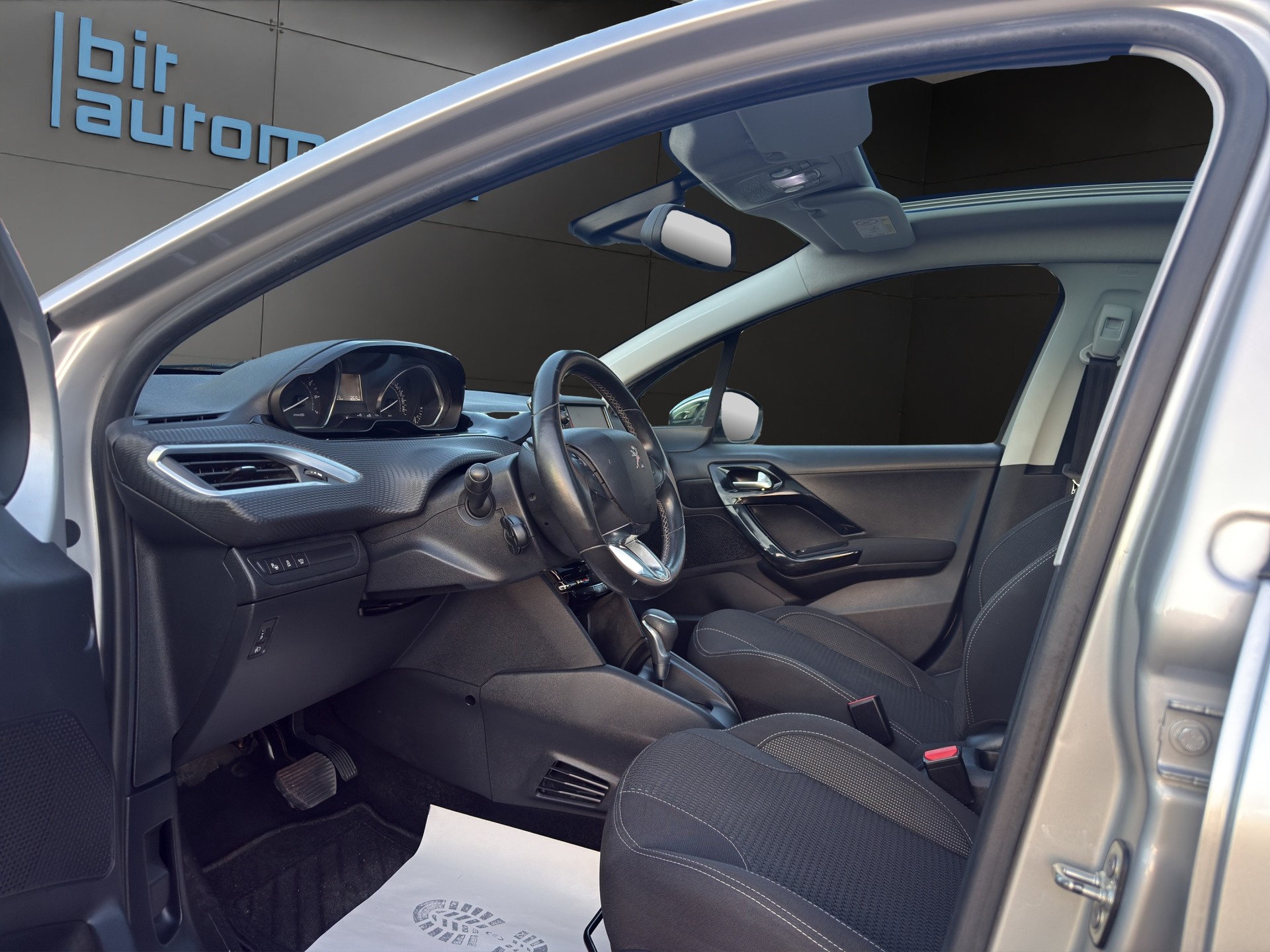 PEUGEOT 208 1.2 PureTech Allure EAT6-image-13