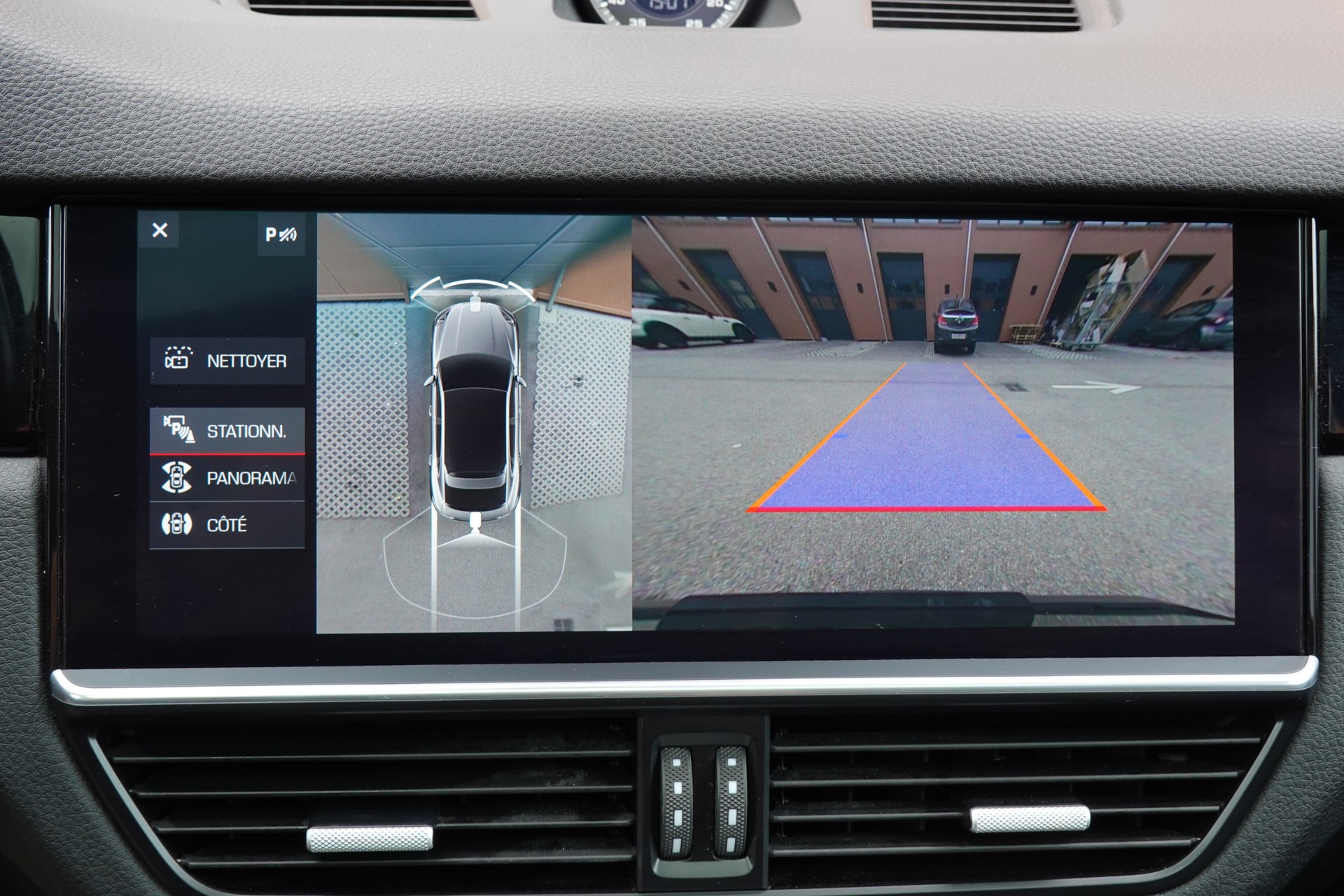 PORSCHE Cayenne Coupé E-Hybrid "*CH Auto * Sièges Chauffants * Tempomat Adaptatif * Caméra 360' * Phares LED*"-image-17