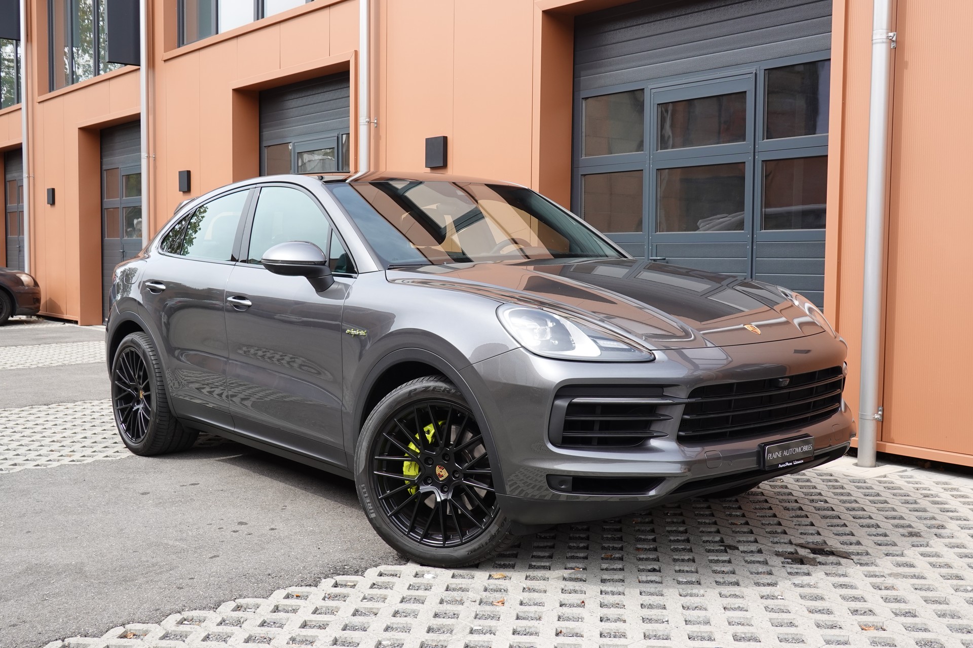 PORSCHE Cayenne Coupé E-Hybrid "*CH Auto * Sièges Chauffants * Tempomat Adaptatif * Caméra 360' * Phares LED*"-image-4