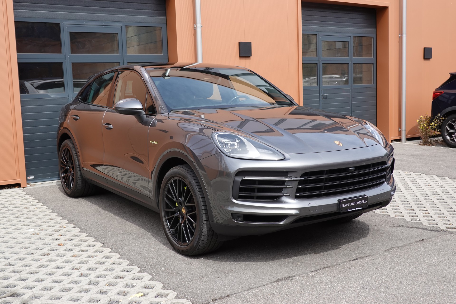 PORSCHE Cayenne Coupé E-Hybrid "*CH Auto * Sièges Chauffants * Tempomat Adaptatif * Caméra 360' * Phares LED*"-showroom-element-2