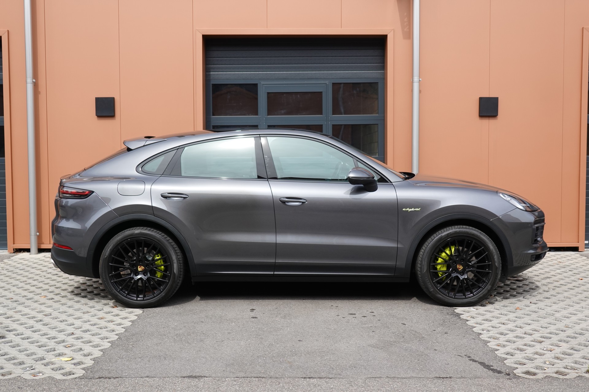 PORSCHE Cayenne Coupé E-Hybrid "*CH Auto * Sièges Chauffants * Tempomat Adaptatif * Caméra 360' * Phares LED*"-showroom-element-3