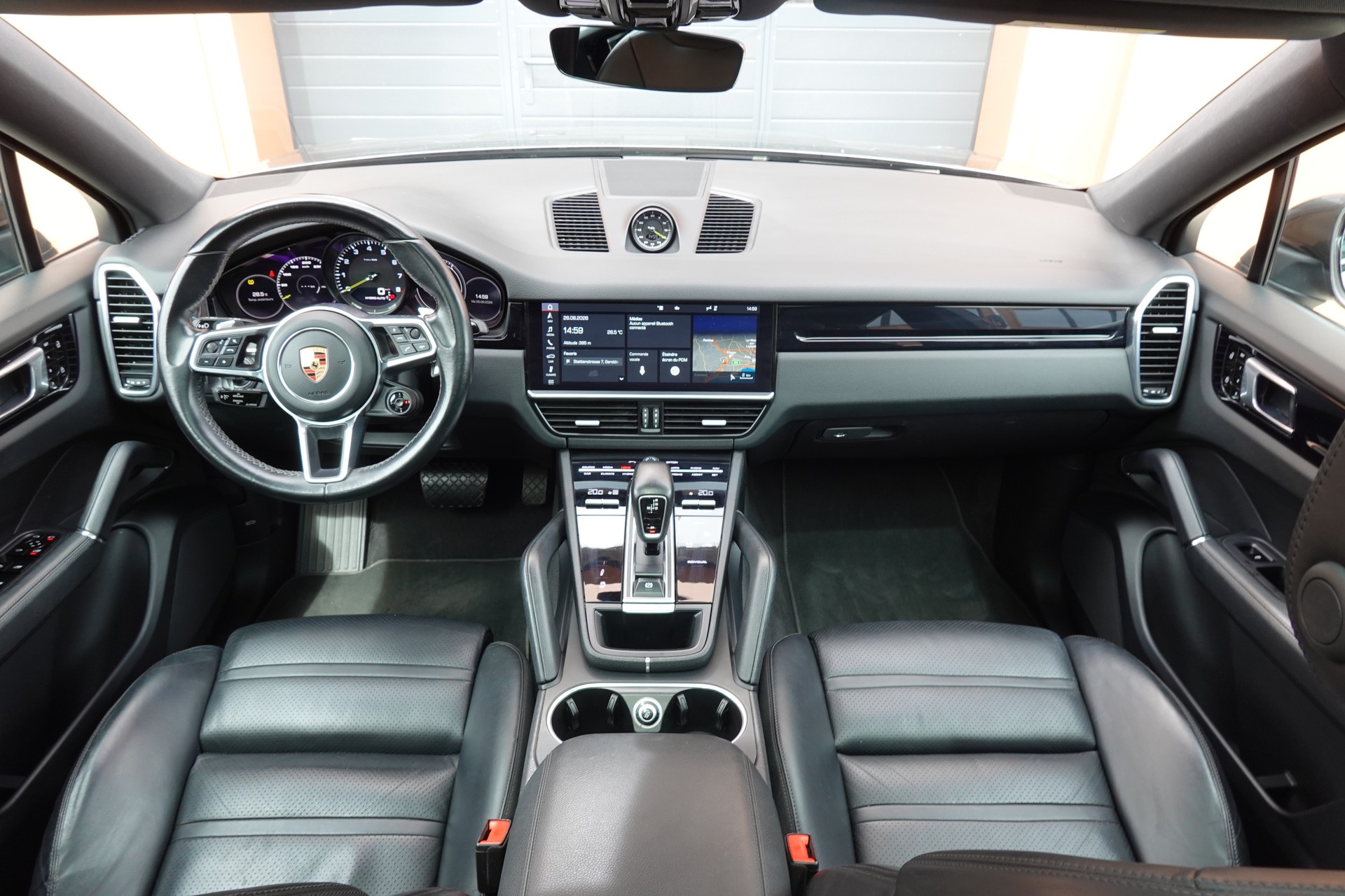 PORSCHE Cayenne Coupé E-Hybrid "*CH Auto * Sièges Chauffants * Tempomat Adaptatif * Caméra 360' * Phares LED*"-image-9
