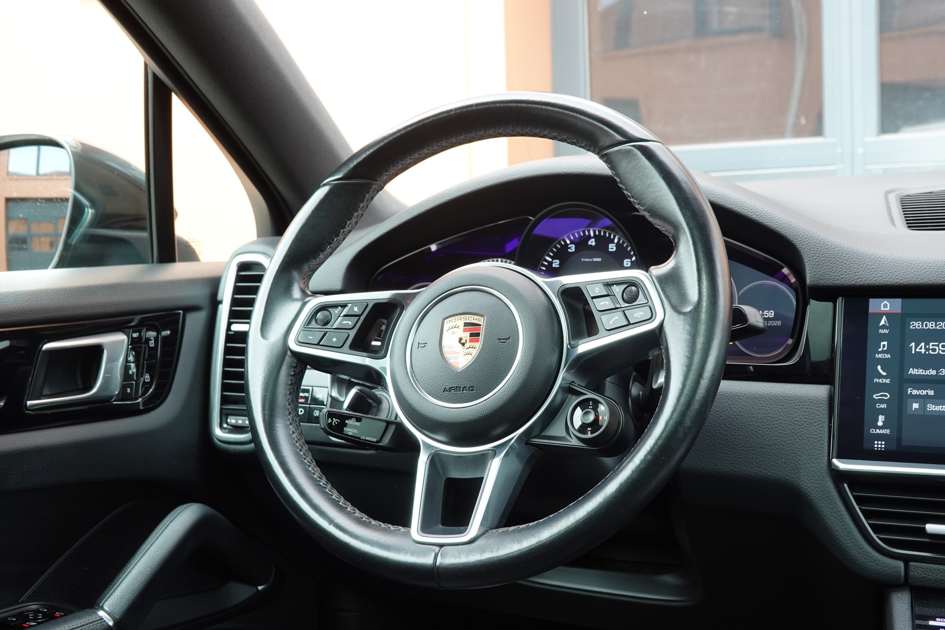 PORSCHE Cayenne Coupé E-Hybrid "*CH Auto * Sièges Chauffants * Tempomat Adaptatif * Caméra 360' * Phares LED*"-image-10