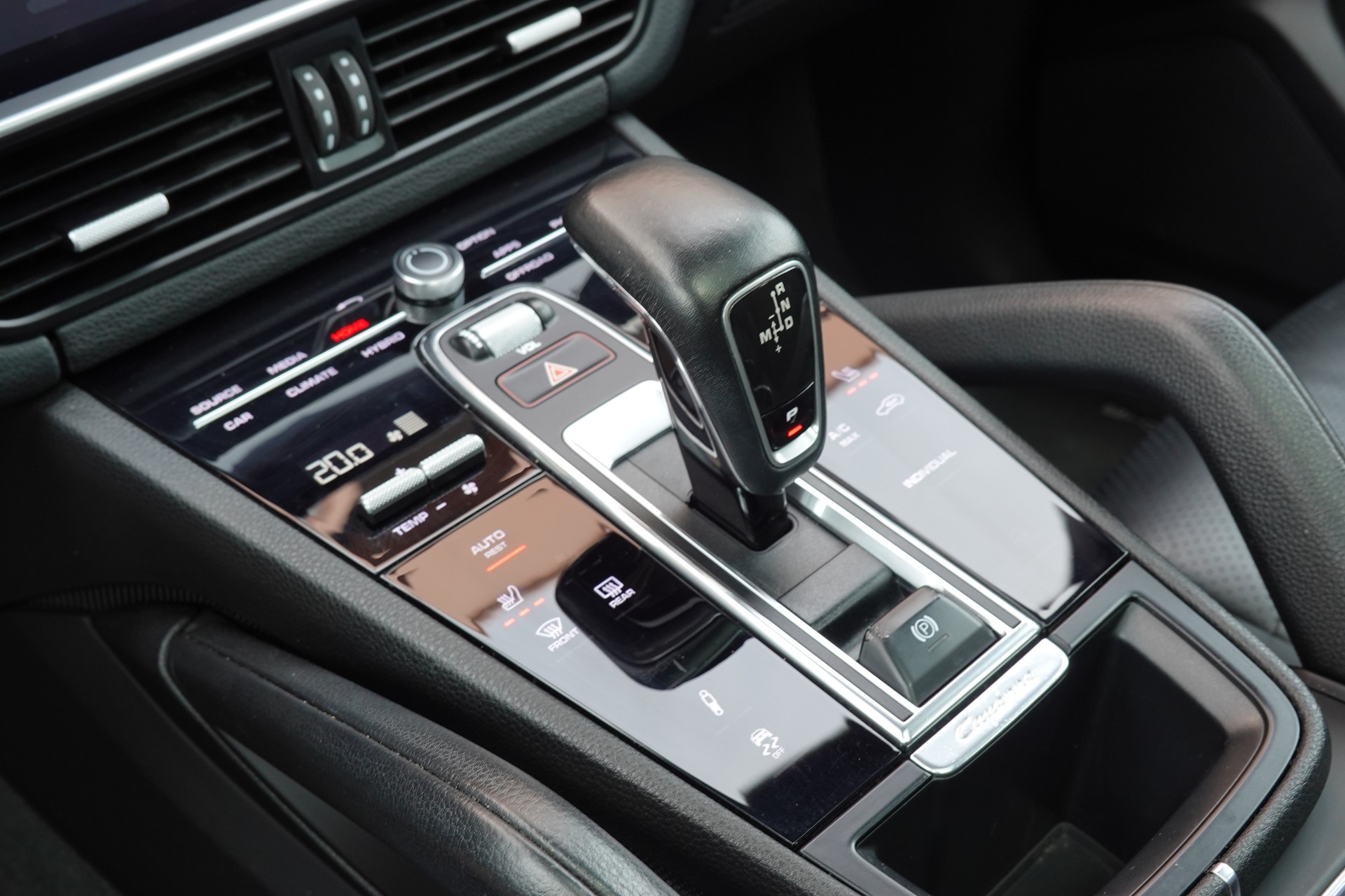 PORSCHE Cayenne Coupé E-Hybrid "*CH Auto * Sièges Chauffants * Tempomat Adaptatif * Caméra 360' * Phares LED*"-image-15