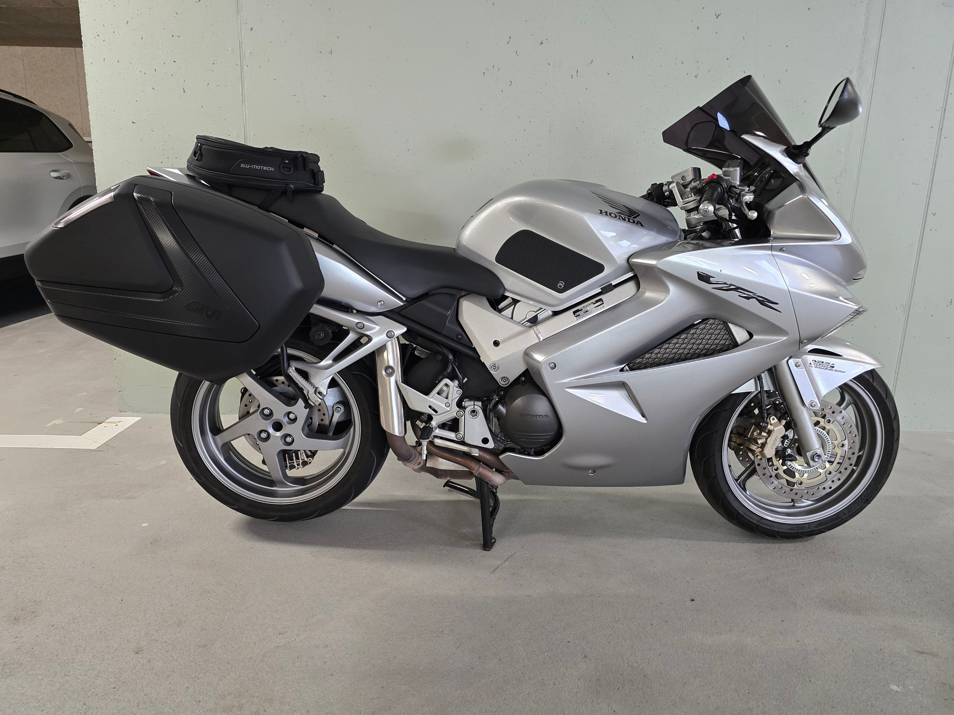 HONDA VFR 800 FI ABS-image-12