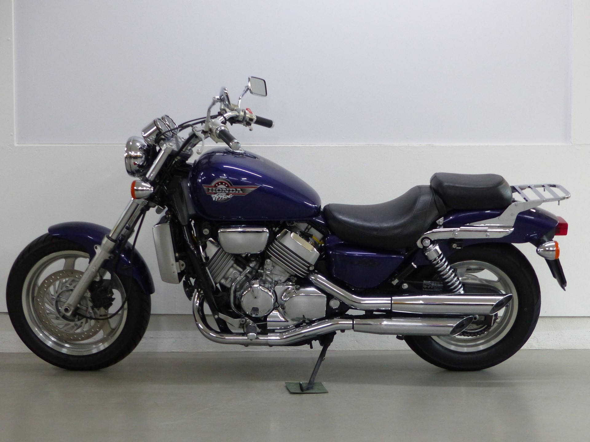 HONDA VF 750 C Magna-image-2