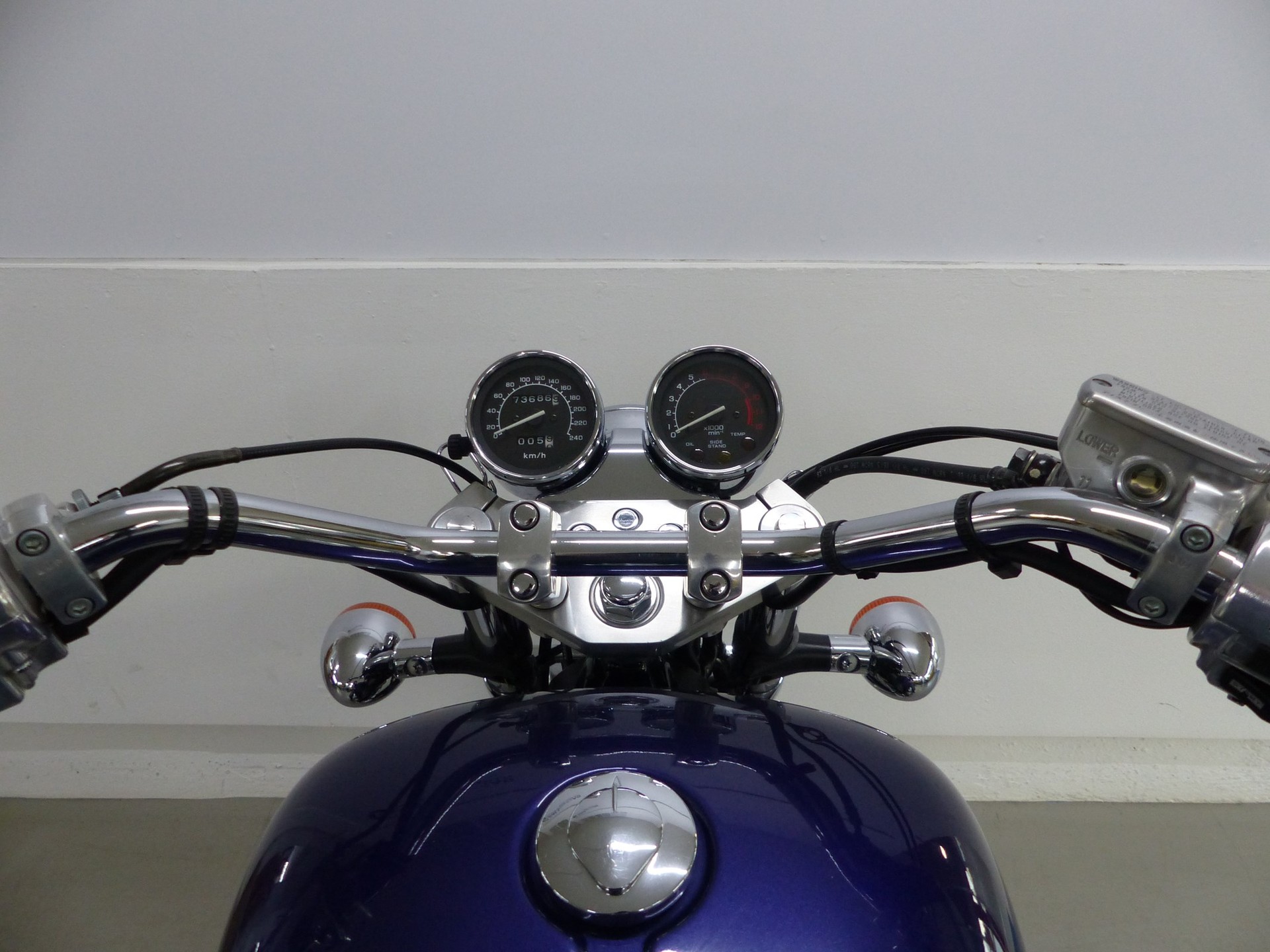 HONDA VF 750 C Magna-image-4