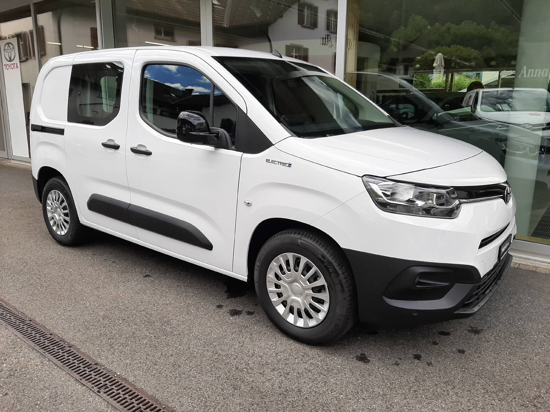 TOYOTA PROACE CITY Van L1 50KWh Active-showroom-element-3