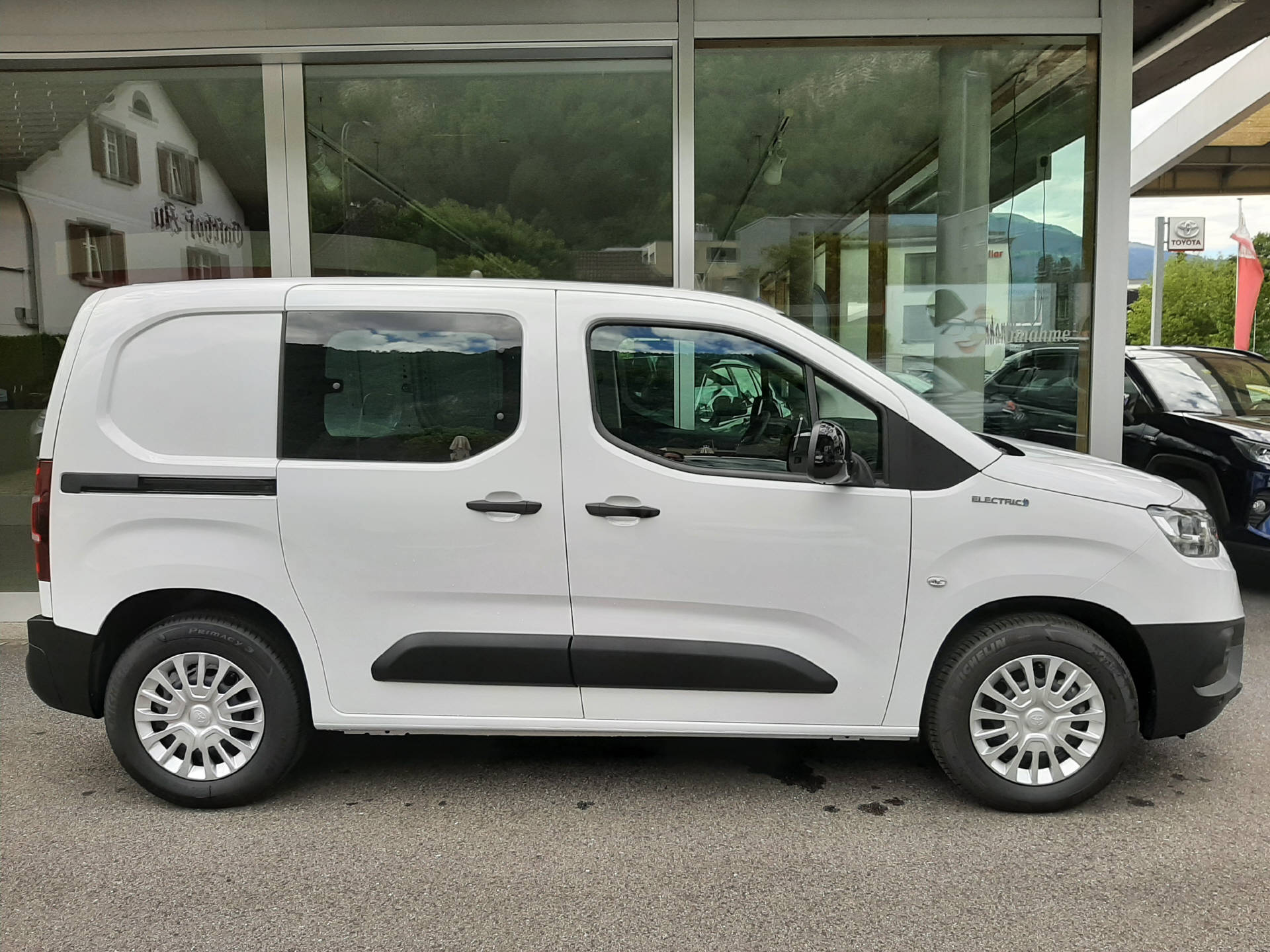 TOYOTA PROACE CITY Van L1 50KWh Active-showroom-element-1