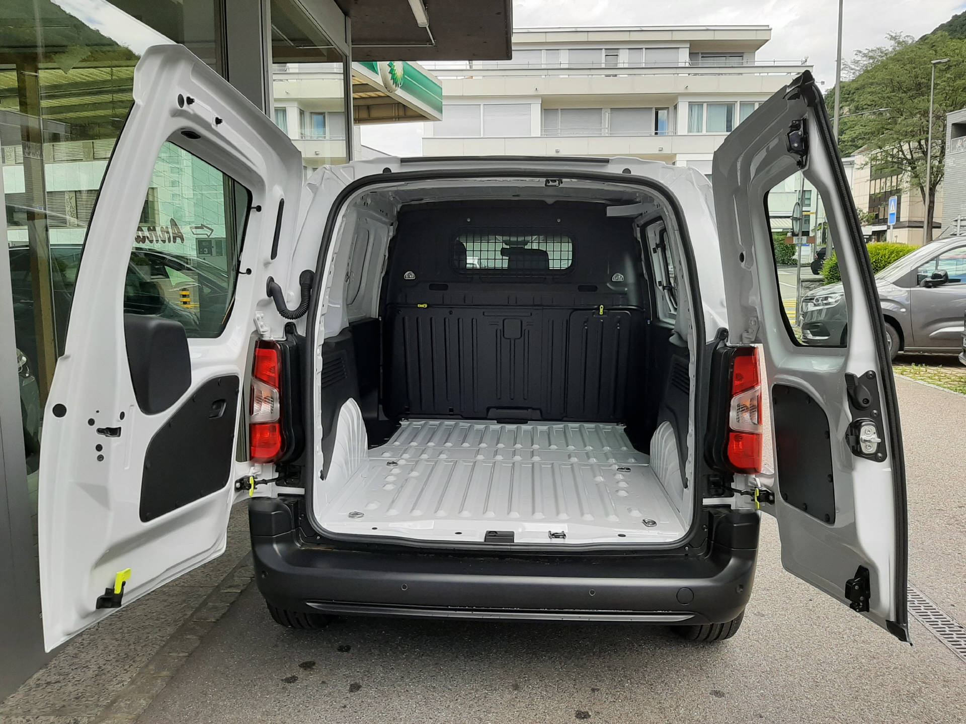 TOYOTA PROACE CITY Van L1 50KWh Active-image-6