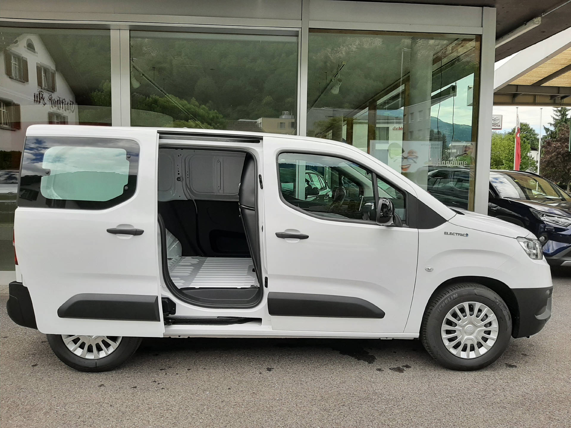 TOYOTA PROACE CITY Van L1 50KWh Active-image-4