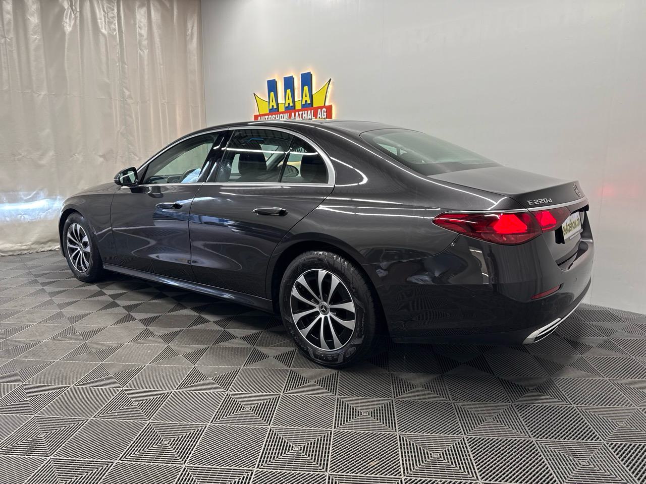 MERCEDES-BENZ E 220 d 9G-Tronic-showroom-element-1