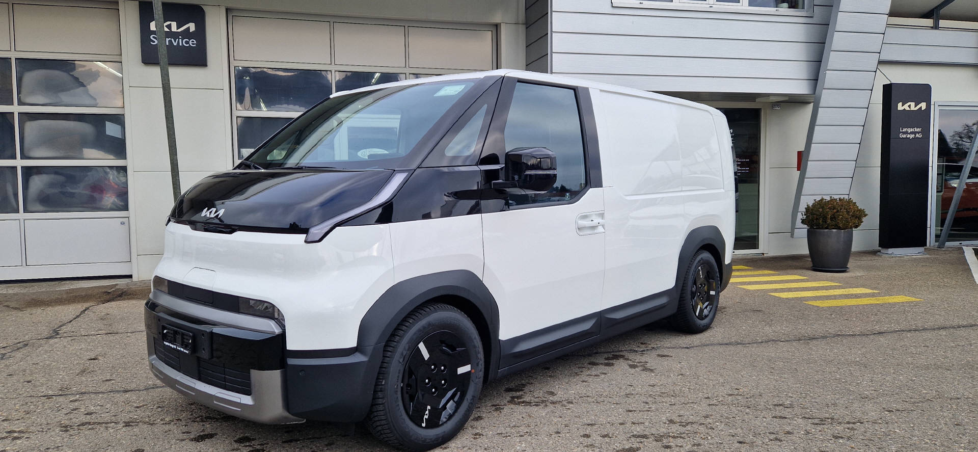 KIA PV5 Cargo 71.2 kWh Plus L2H1 3Door-image-1