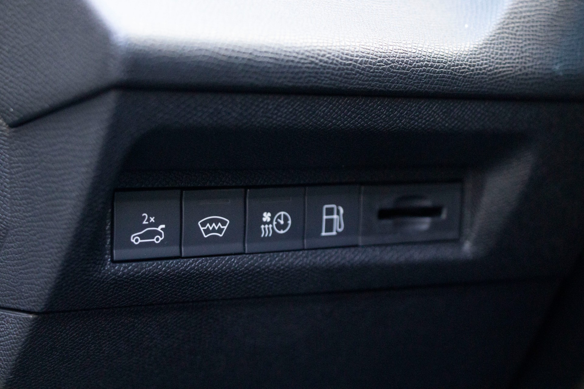 PEUGEOT 308 SW 1.6 PHEV 180 GT-image-9