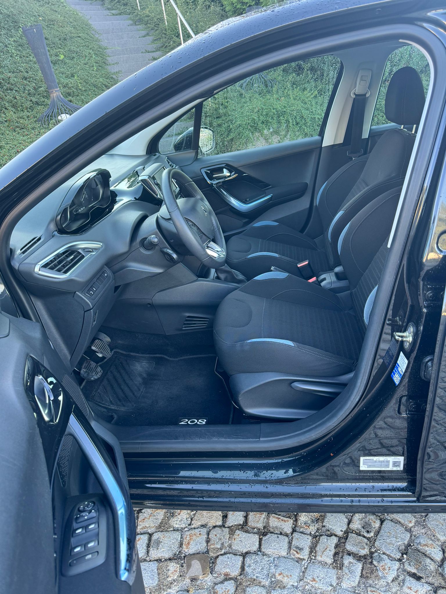 PEUGEOT 208 1.6 VTI Allure-image-10