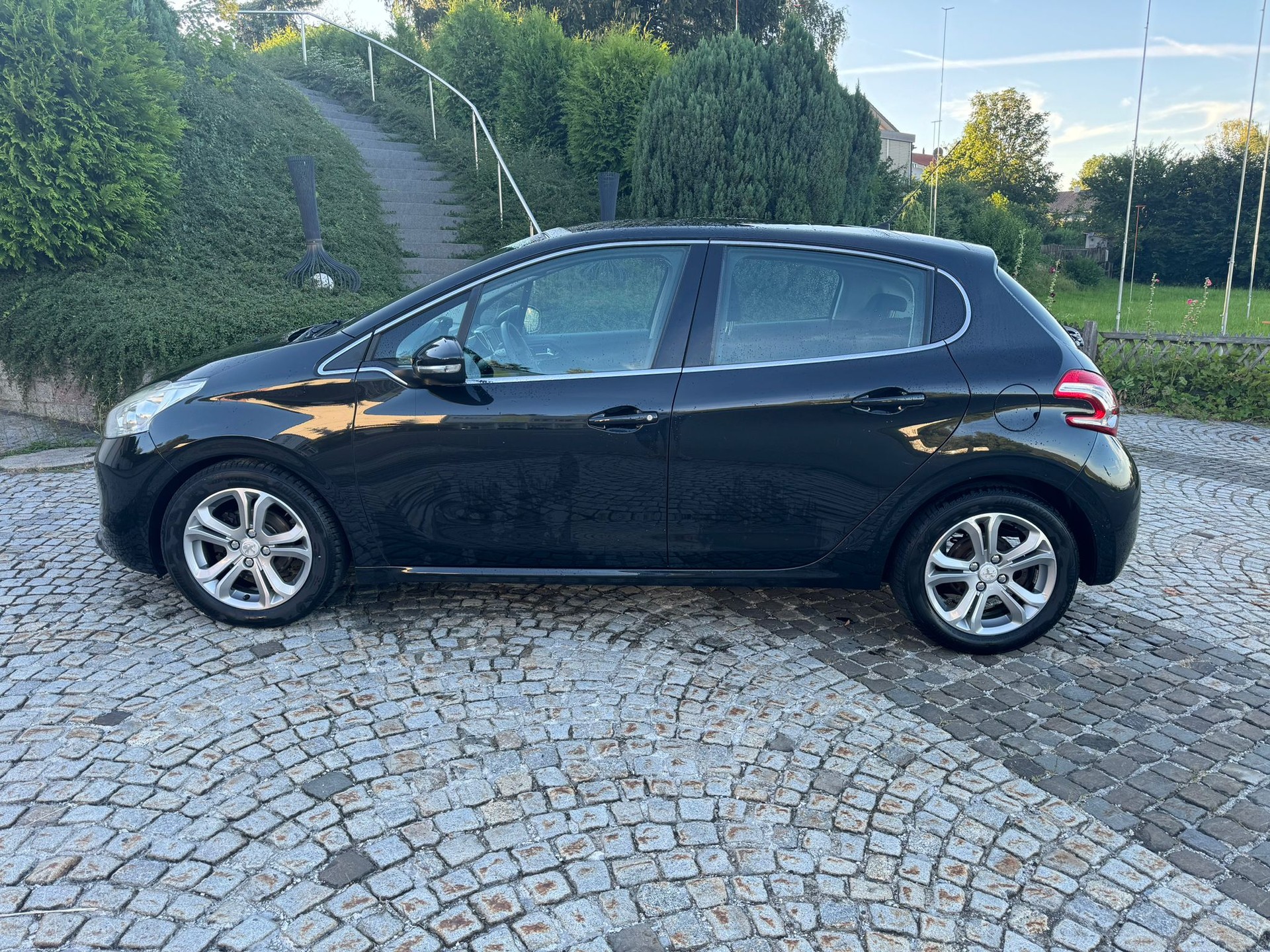 PEUGEOT 208 1.6 VTI Allure-image-3
