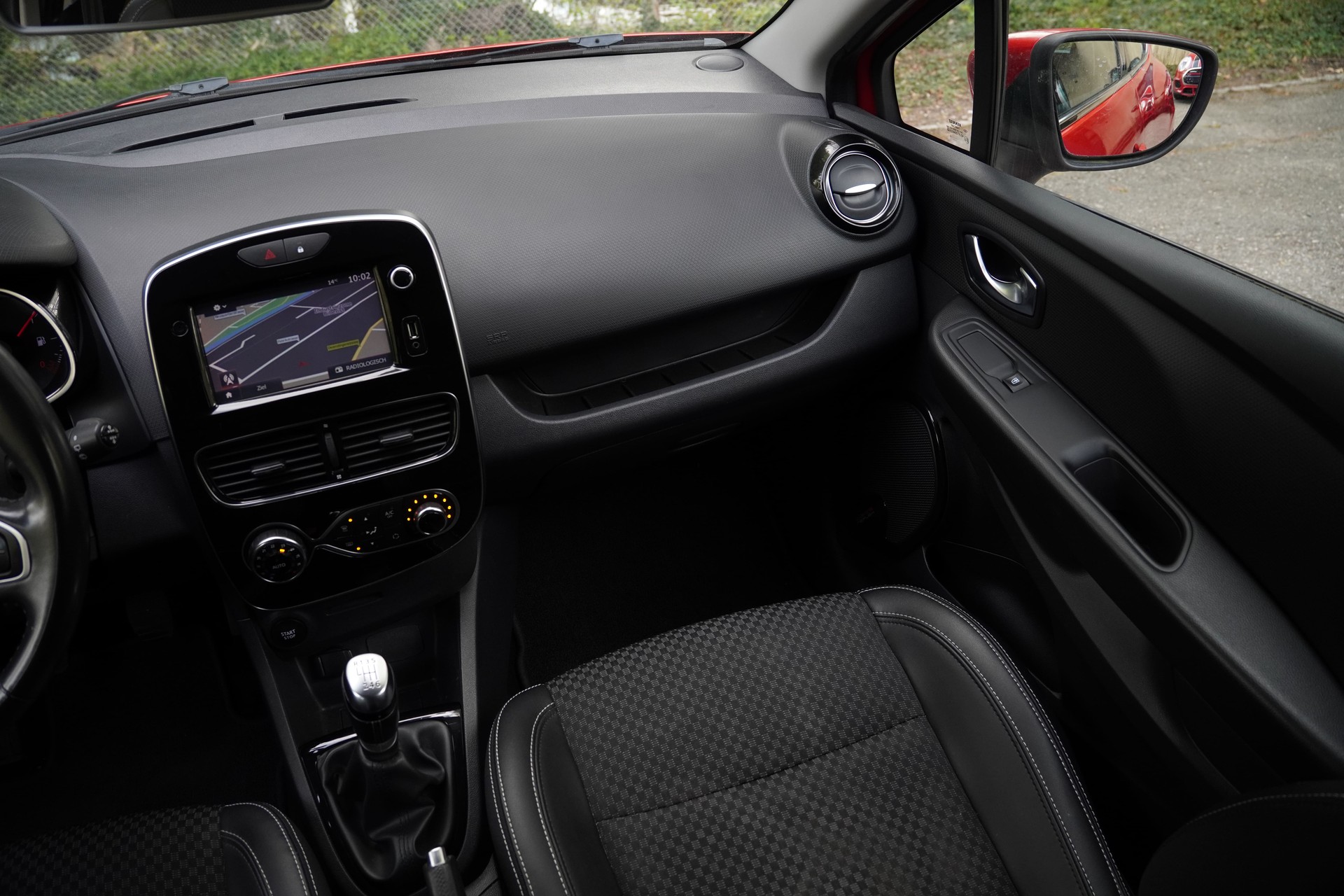 RENAULT Clio 1.2 16V T Intens-image-25