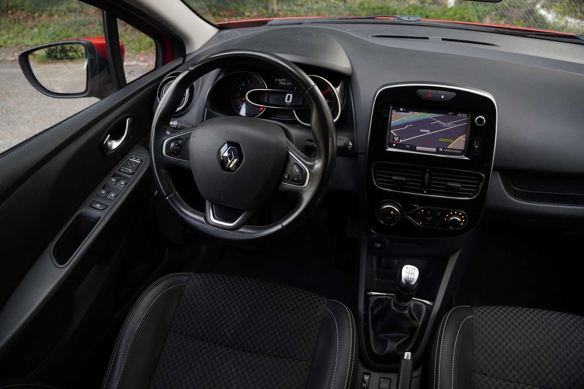 RENAULT Clio 1.2 16V T Intens-image-24