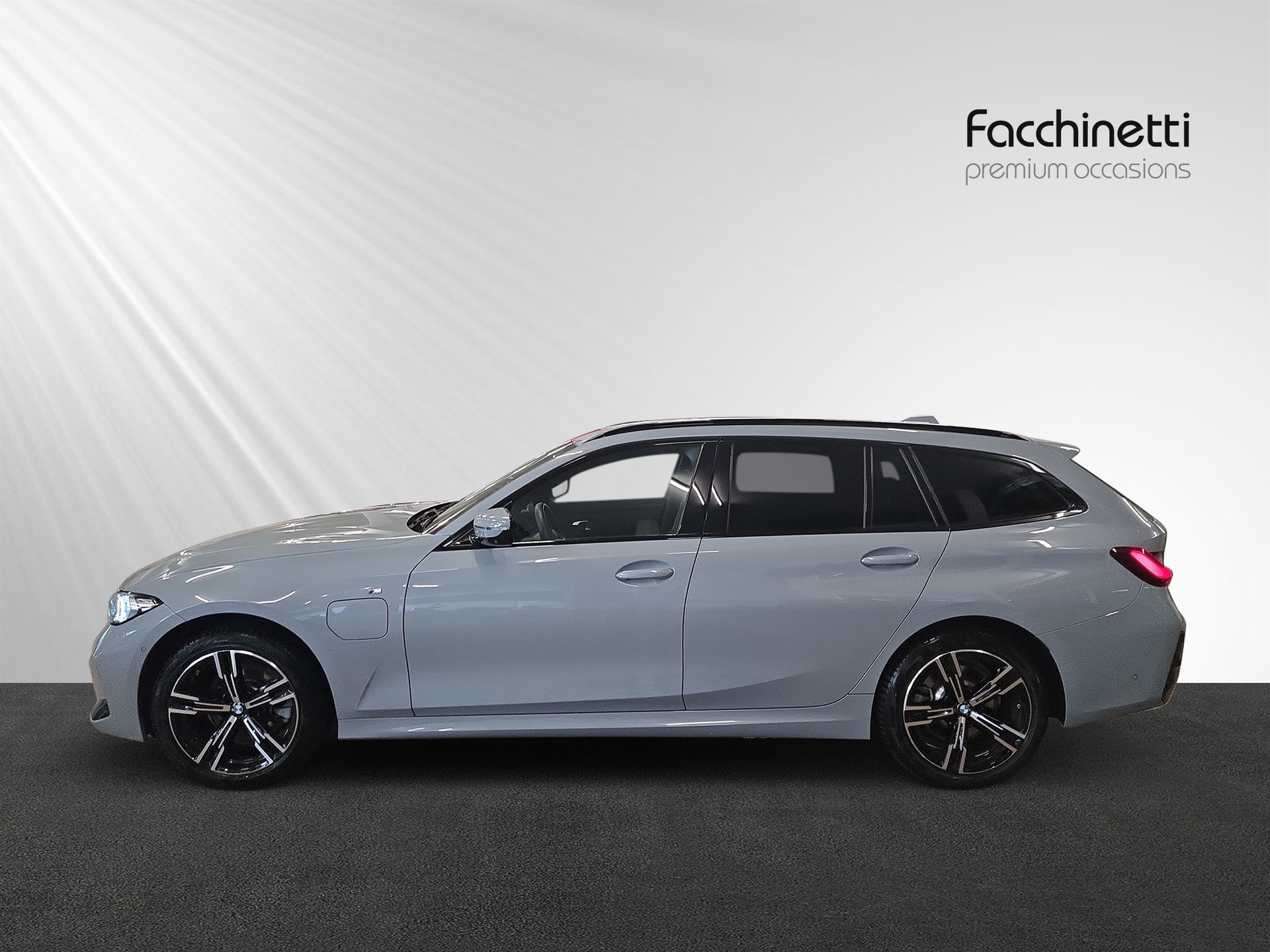 BMW 330e x DriveTouring Steptronic M Sport-showroom-element-1