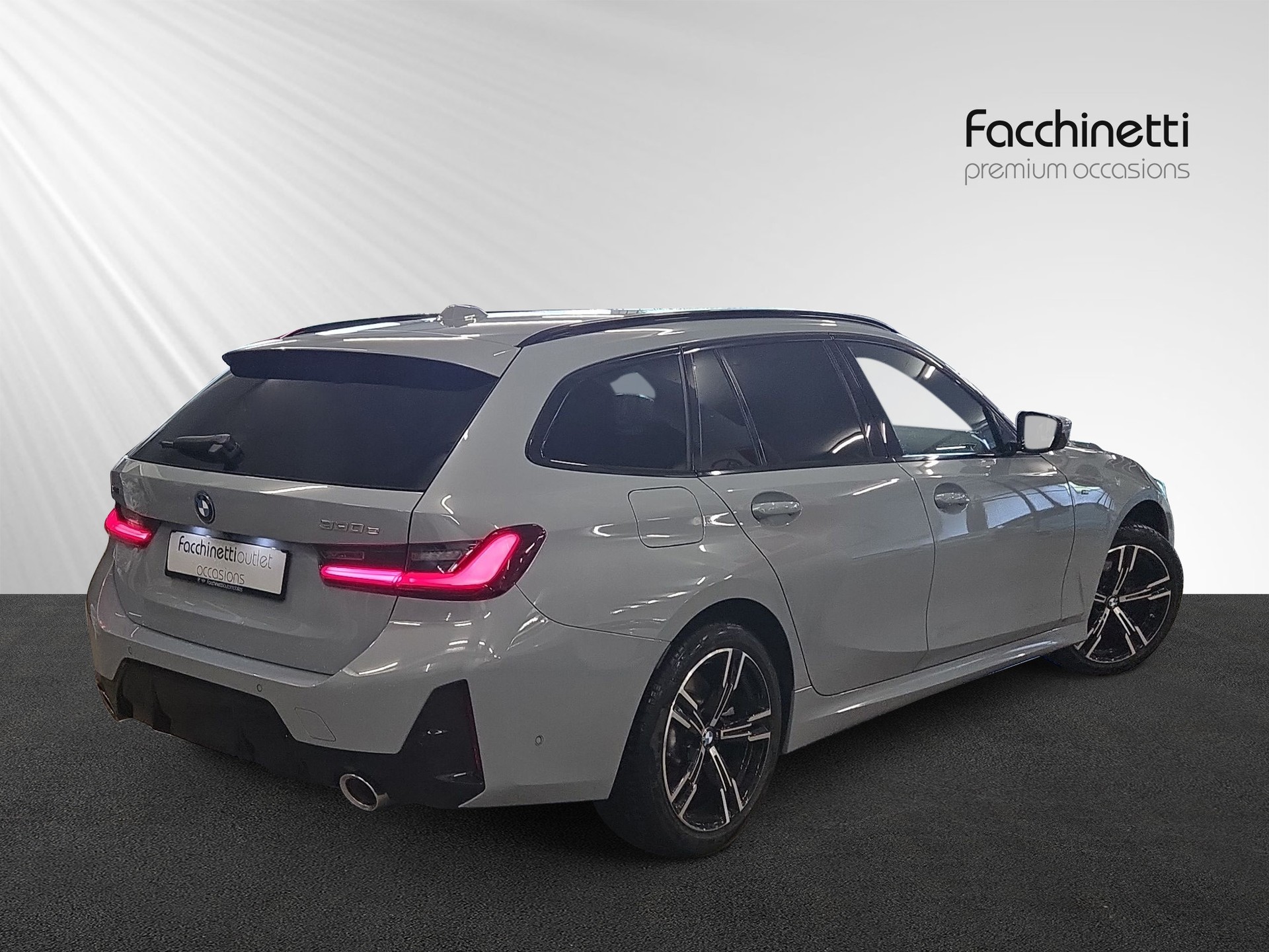 BMW 330e x DriveTouring Steptronic M Sport-showroom-element-2