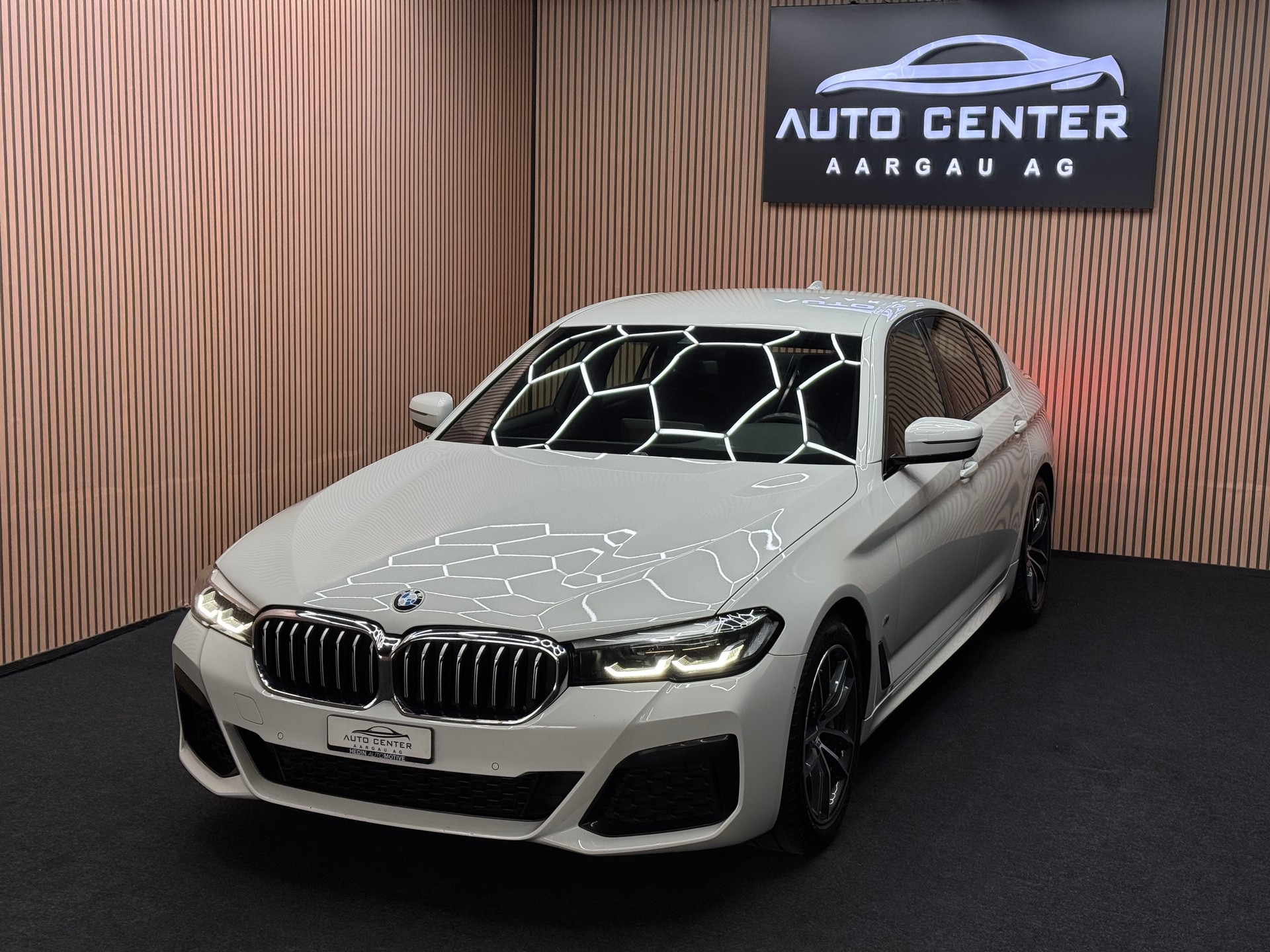 BMW 530d xDrive M Sport SAG / Lenkradheizung / Ambientebeleuchtung / *ab CHF 359.-/ Monat*-showroom-element-2