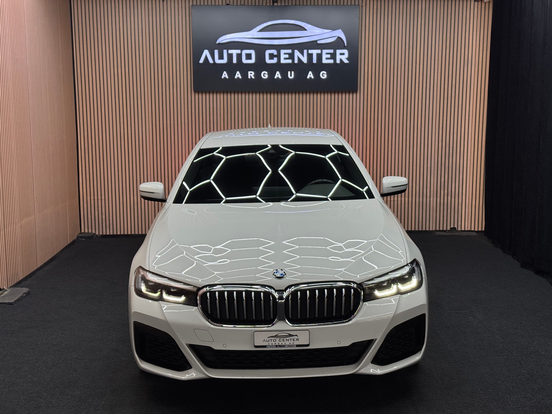 BMW 530d xDrive M Sport SAG / Lenkradheizung / Ambientebeleuchtung / *ab CHF 359.-/ Monat*-showroom-element-1