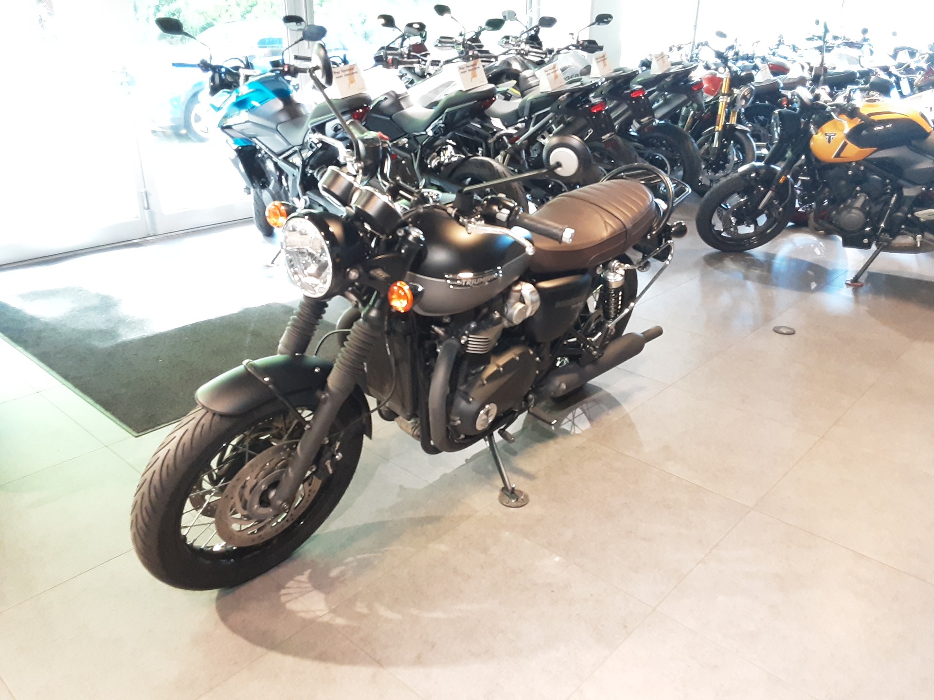 TRIUMPH Bonneville T120 Black-image-3