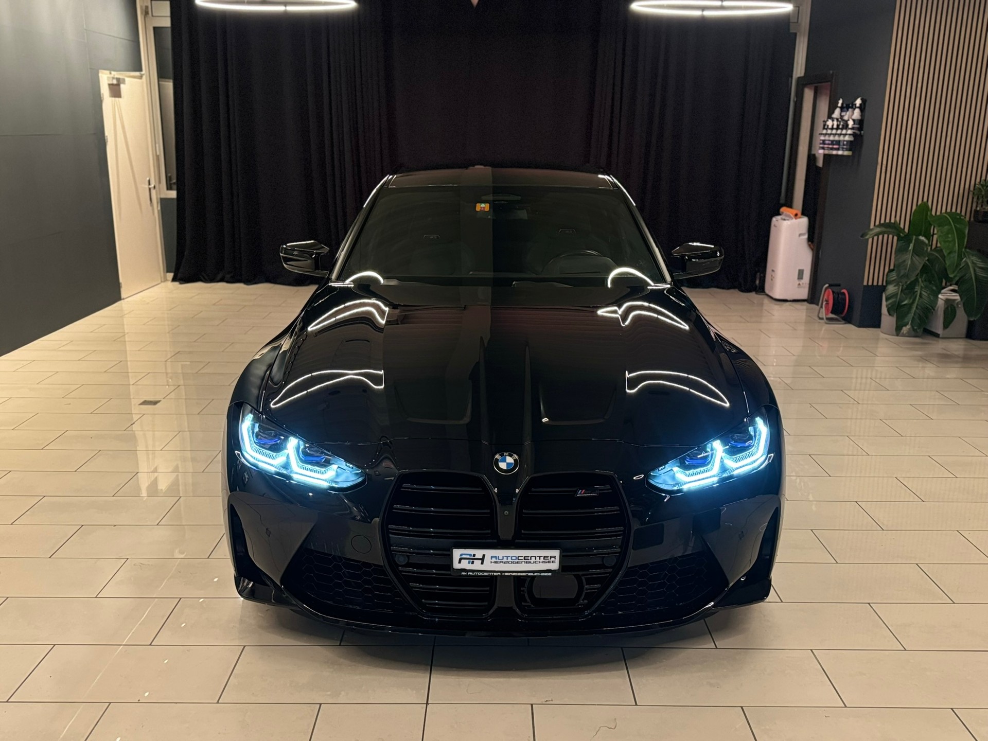 BMW M3 Competition-showroom-element-1
