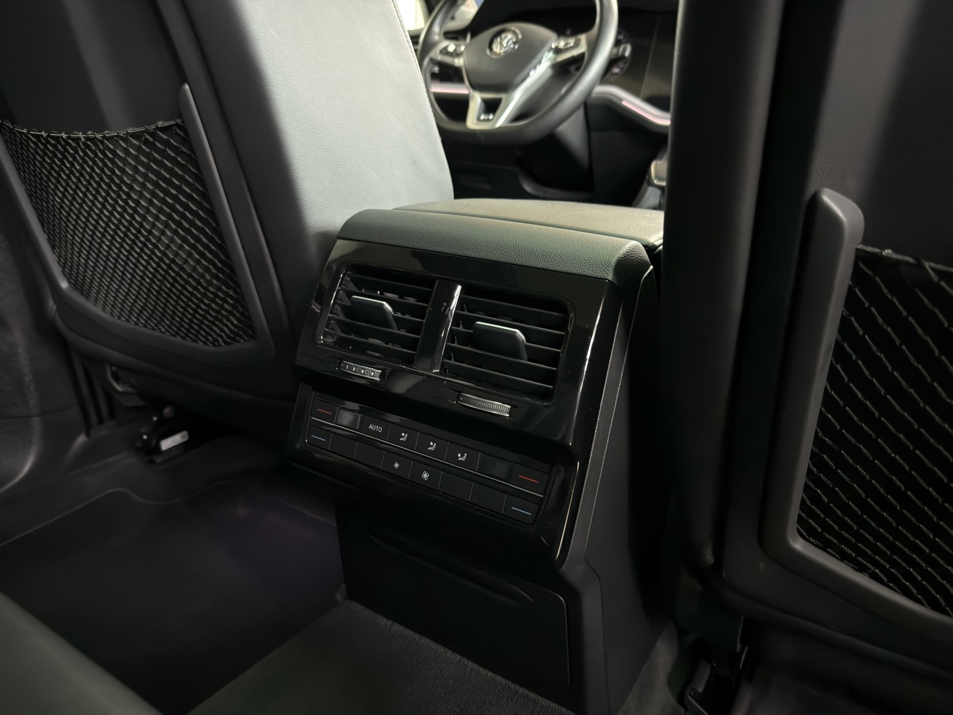 VW Touareg 3.0 TDI R Line Tiptronic-image-13