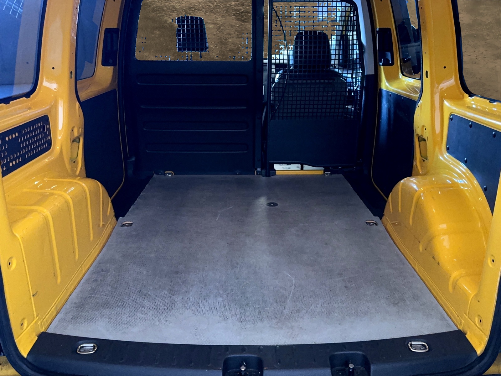 VW Caddy 2.0 TDI Trendline 4Motion-image-11