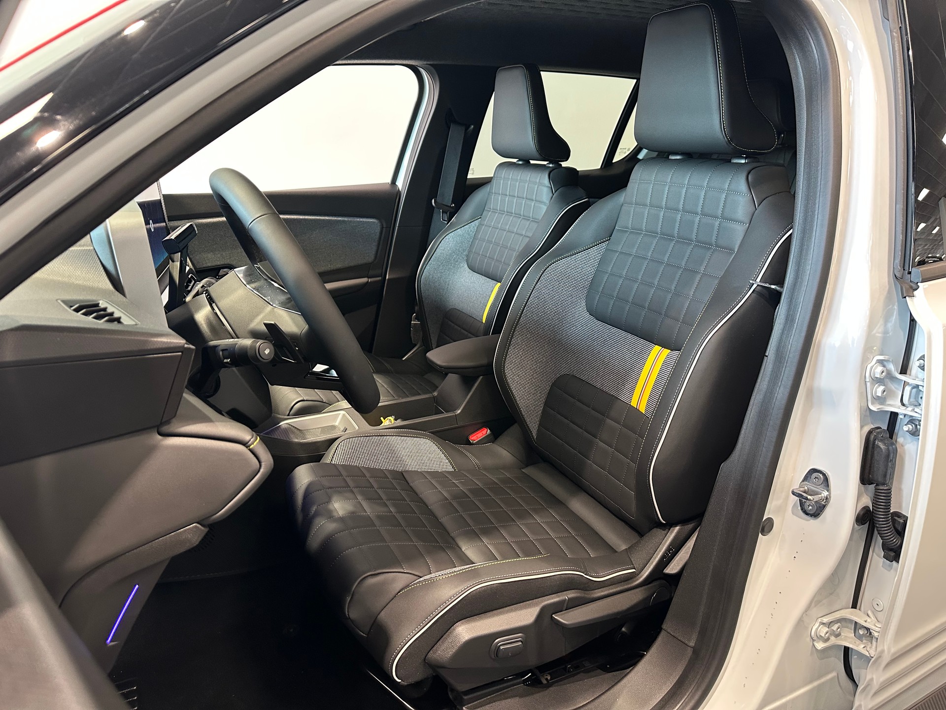 RENAULT R4 E-Tech Comfort Range 52 kWh Iconic-image-12