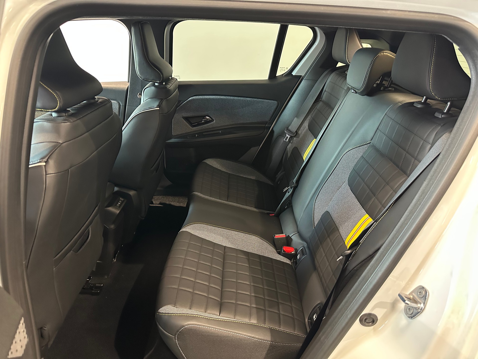 RENAULT R4 E-Tech Comfort Range 52 kWh Iconic-image-13