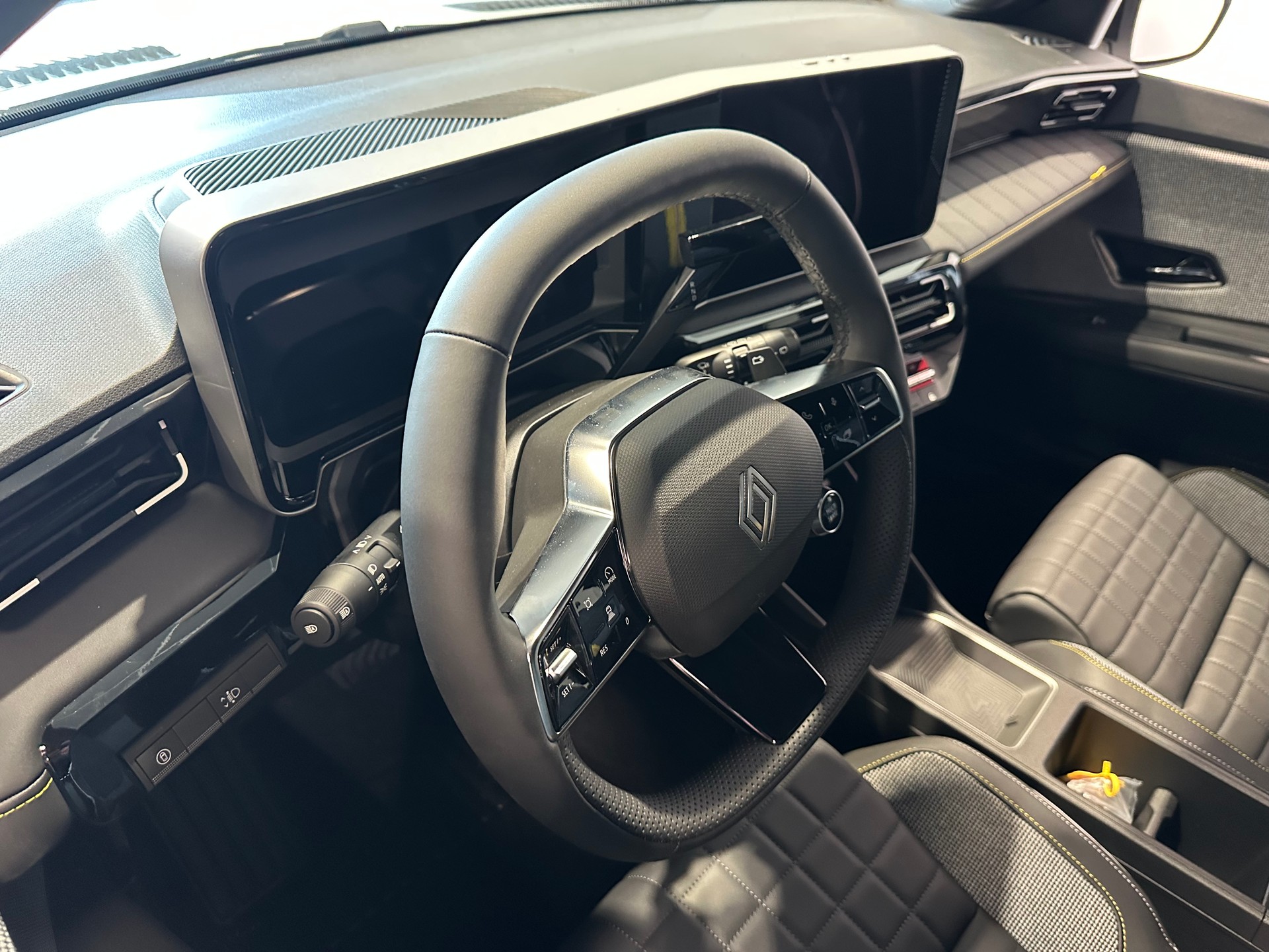 RENAULT R4 E-Tech Comfort Range 52 kWh Iconic-image-10