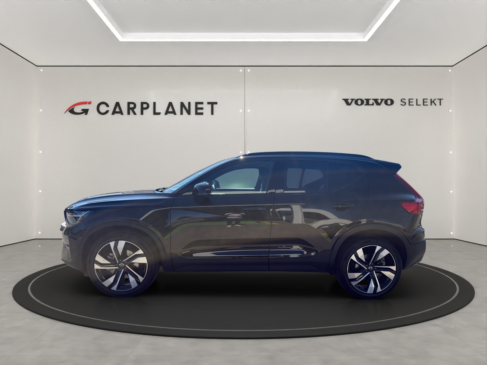 VOLVO XC40 2.0 B3 MH Plus Dark-showroom-element-1