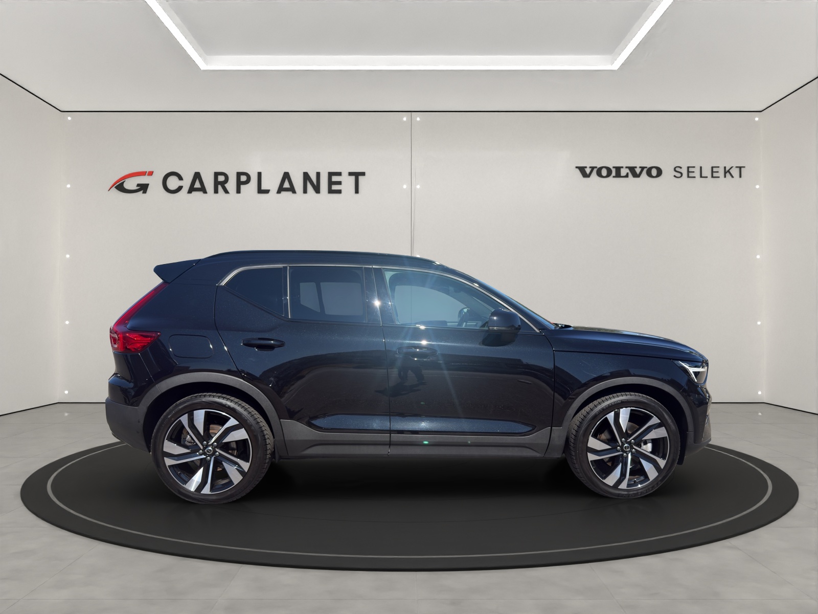VOLVO XC40 2.0 B3 MH Plus Dark-showroom-element-2