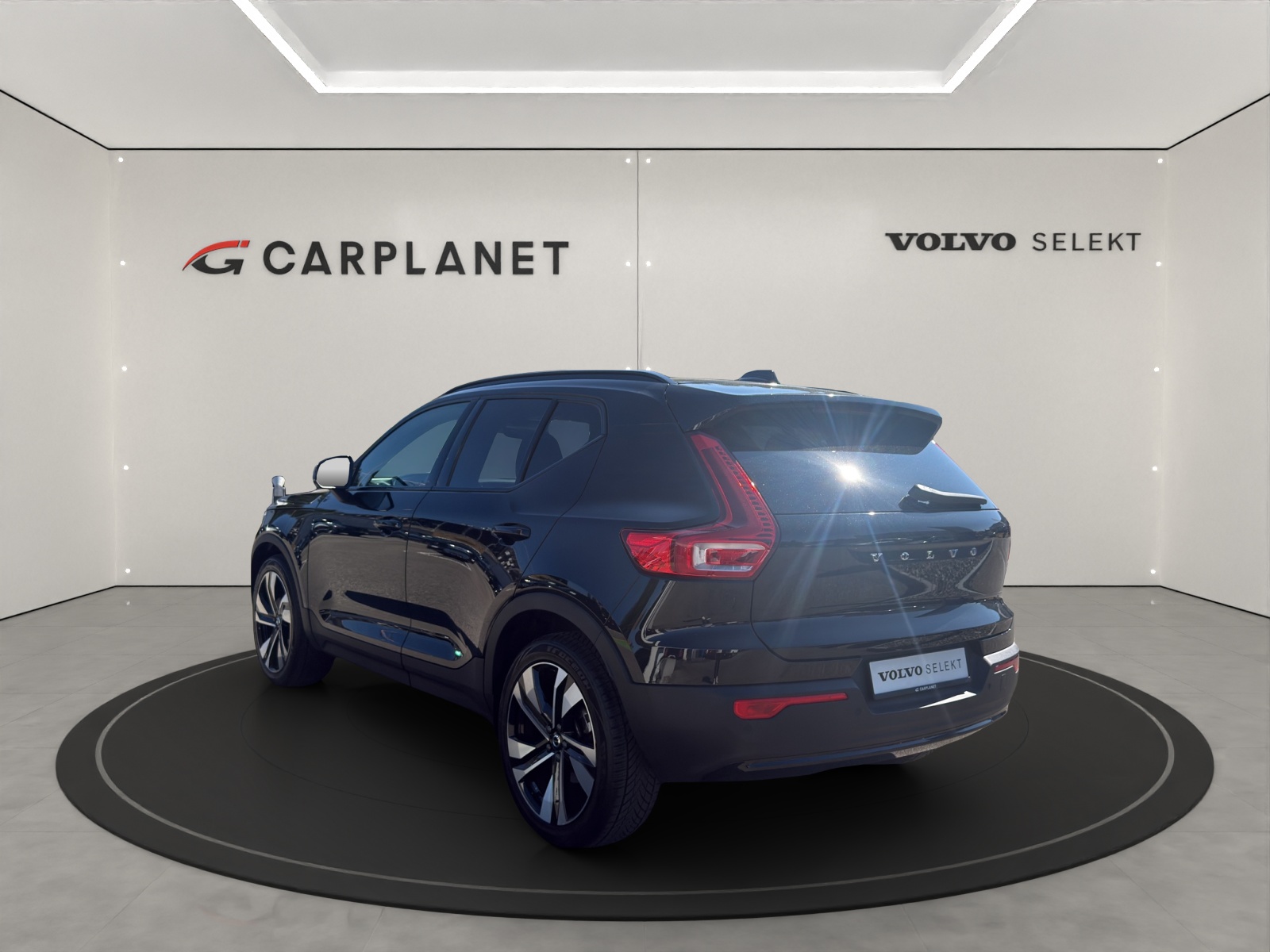 VOLVO XC40 2.0 B3 MH Plus Dark-showroom-element-3