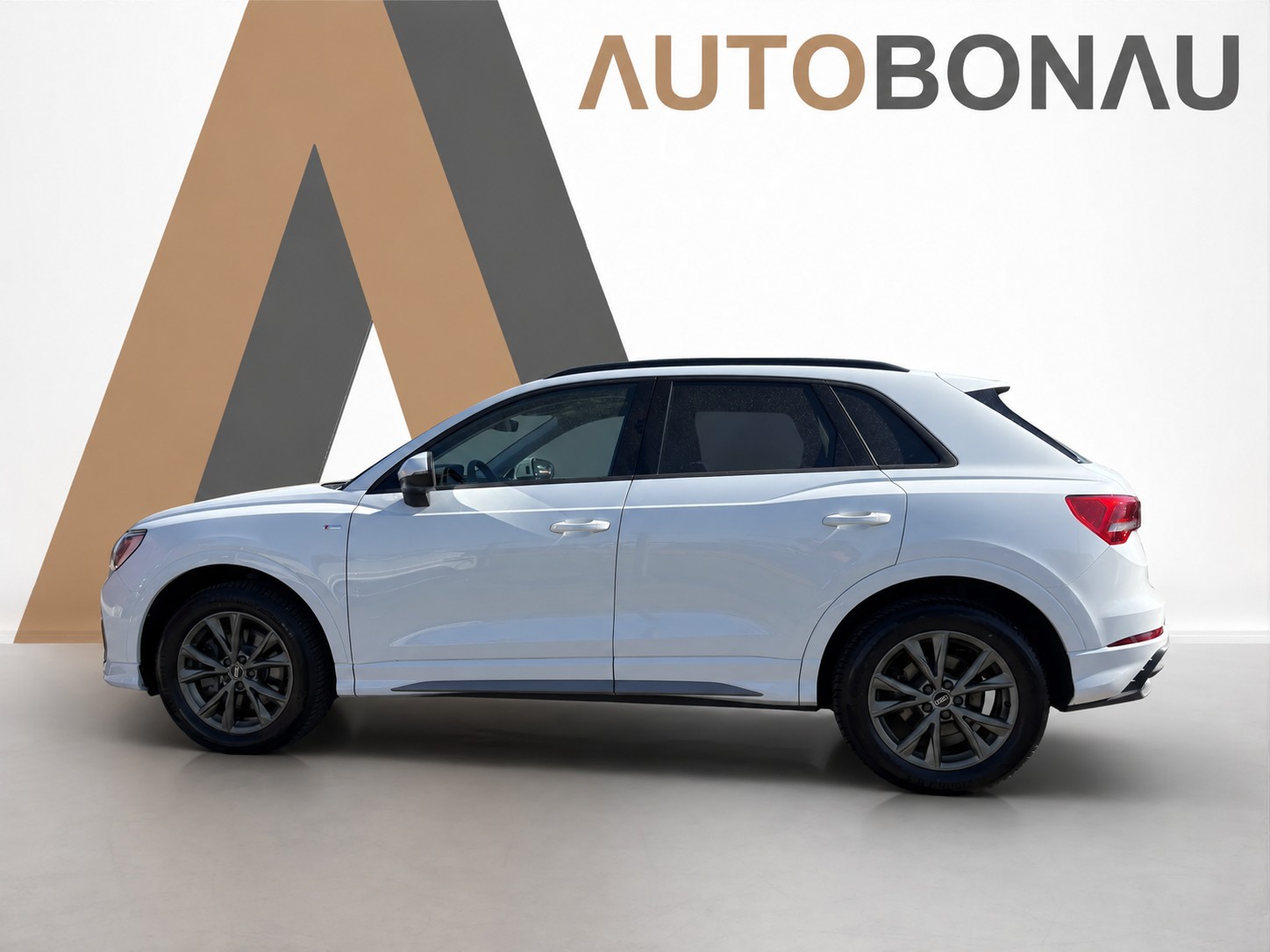 AUDI Q3 2.0 40 TFSI S line quattro S-Tronic Sky black-showroom-element-1