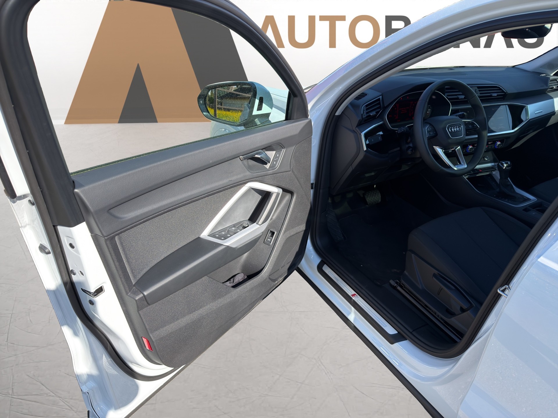 AUDI Q3 2.0 40 TFSI S line quattro S-Tronic Sky black-image-8