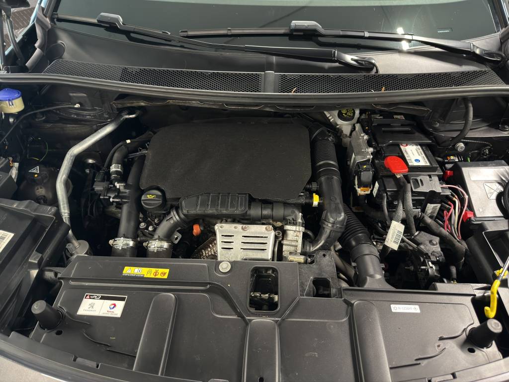 PEUGEOT 5008 1.2 Pure Tech Allure EAT-image-10