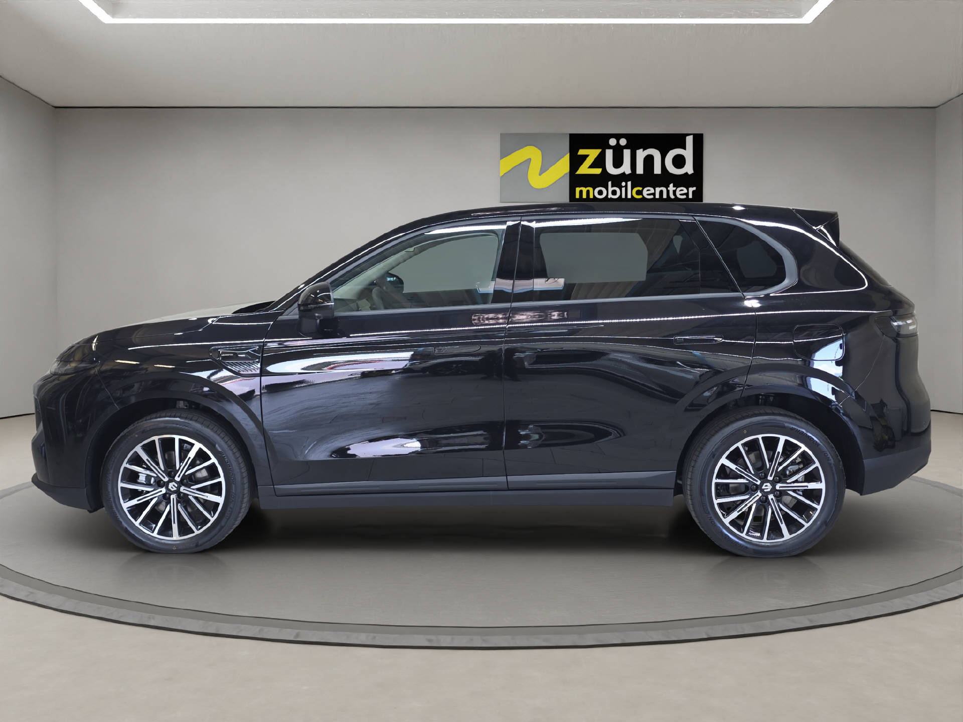 LEAPMOTOR B10 1.5 Hybrid EV-image-1