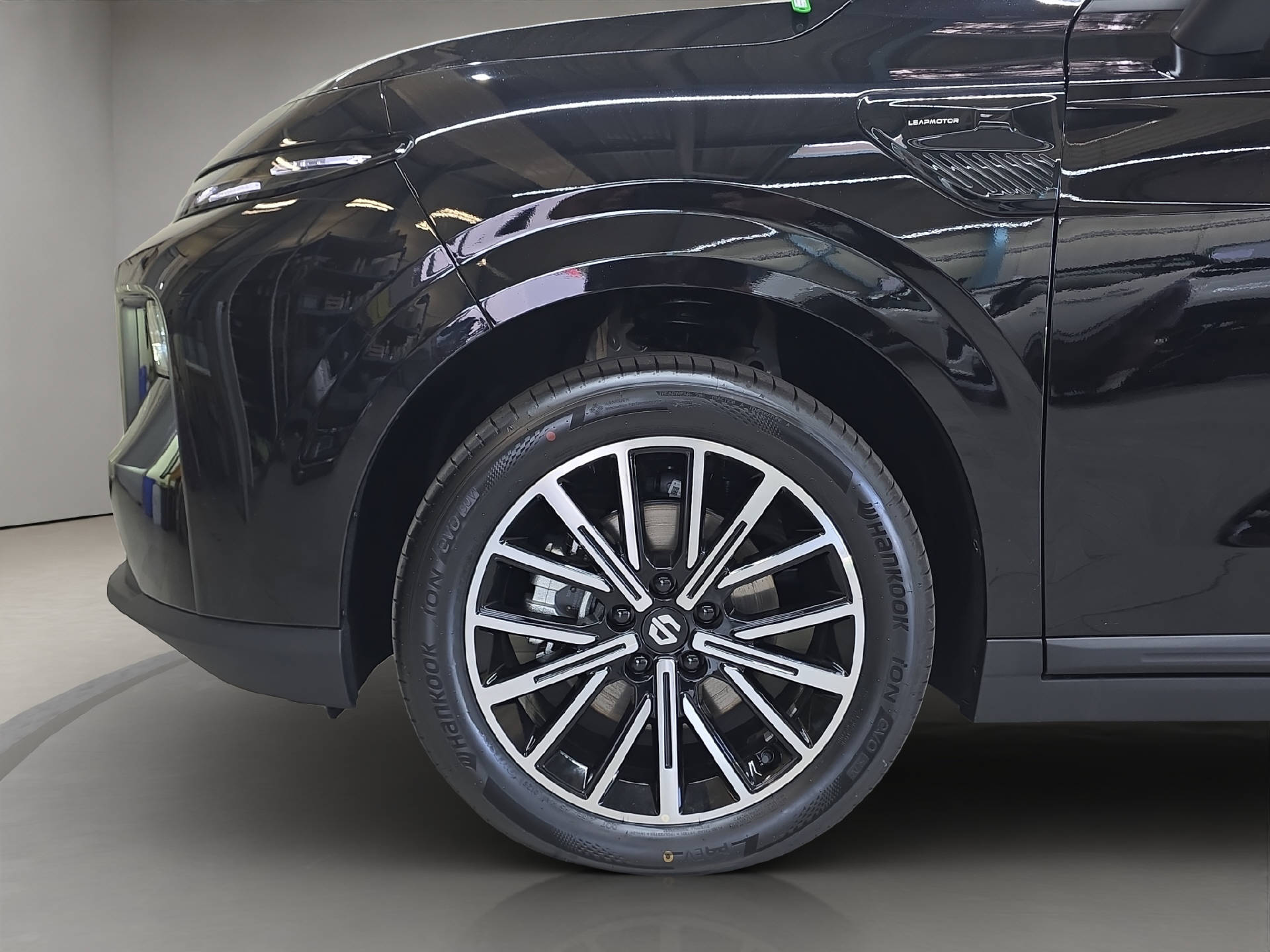 LEAPMOTOR B10 1.5 Hybrid EV-image-12
