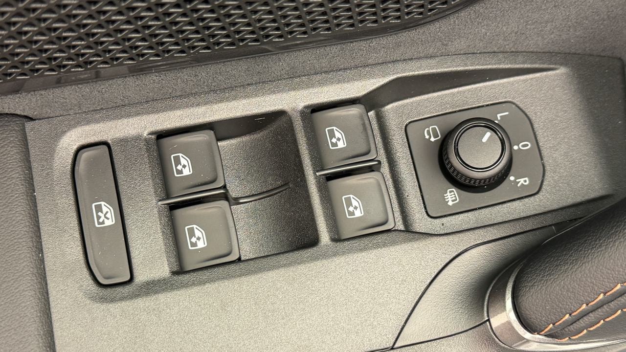 CUPRA LEON ST 1.5 e-HYBRID pHEV VZ Black Edition-image-8